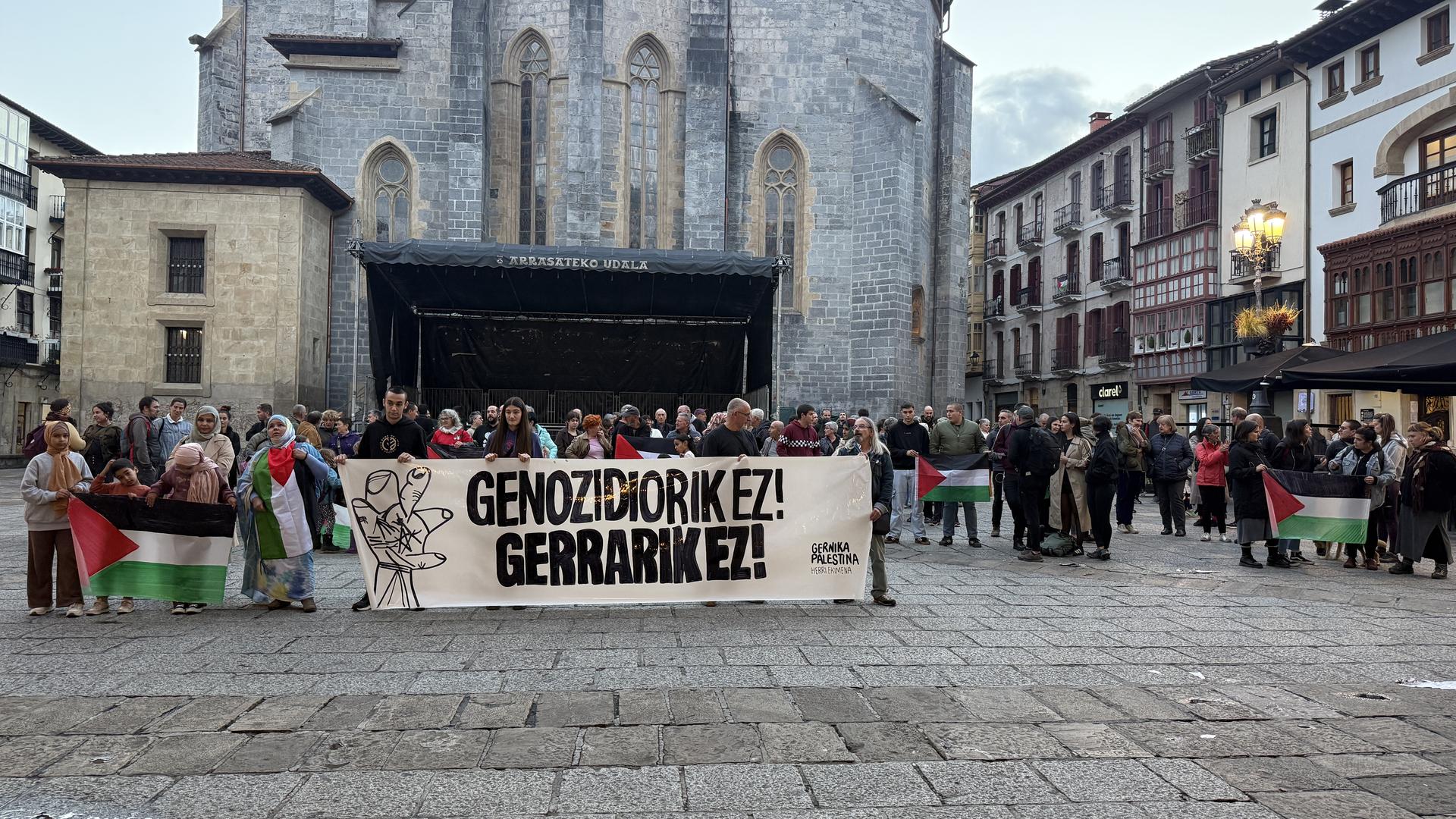 Palestinako genozidioa salatu dute beste behin Gernika-Palestina herri ekimenak deitutako mobilizazioan