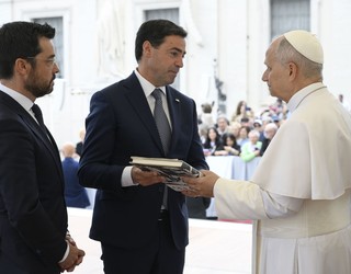 Jon Sarasuaren olerkia, Lehendakariak Leon XIV Aita Santuari eman dion oparietako bat