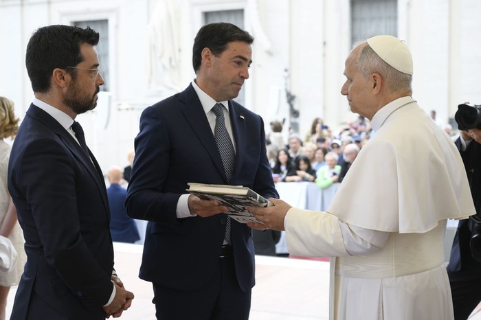 Jon Sarasuaren olerkia, Lehendakariak Leon XIV Aita Santuari eman dizkion oparietako bat