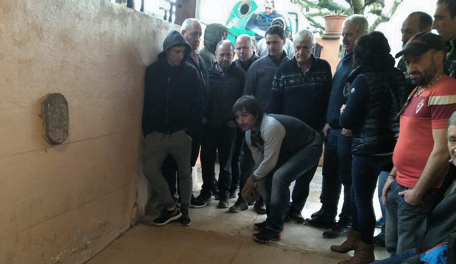 Elgetako taldean diharduen Oier Azumendi nagusi Asola Berriko bolo tiraldian