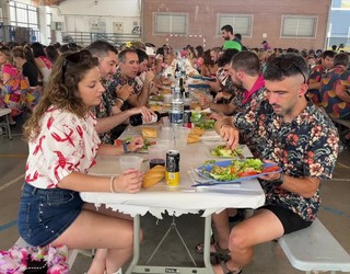 Ehunka lagun batu dira Antzuolako herri bazkarian
