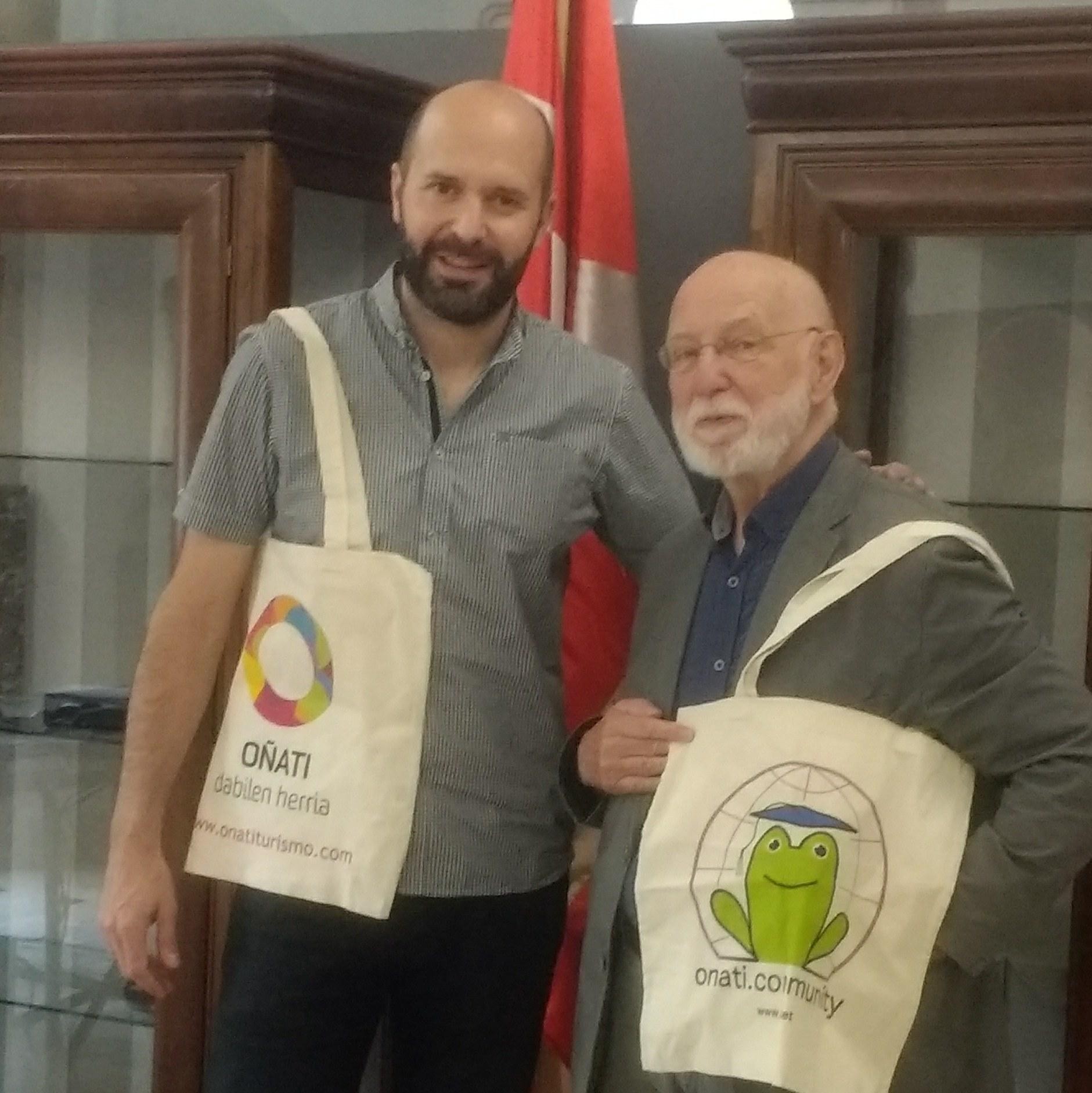 Mikel Biainek harrera egin dio LSNEko Johannes Feest-i udaletxean