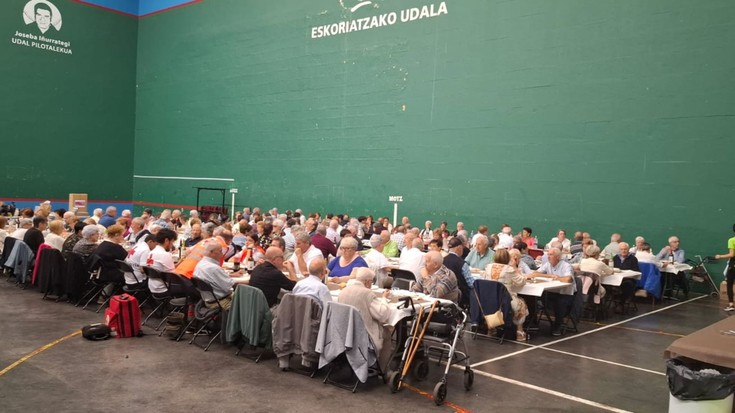 Jubilatuak omenduko dituzte domekan, pilotalekuan