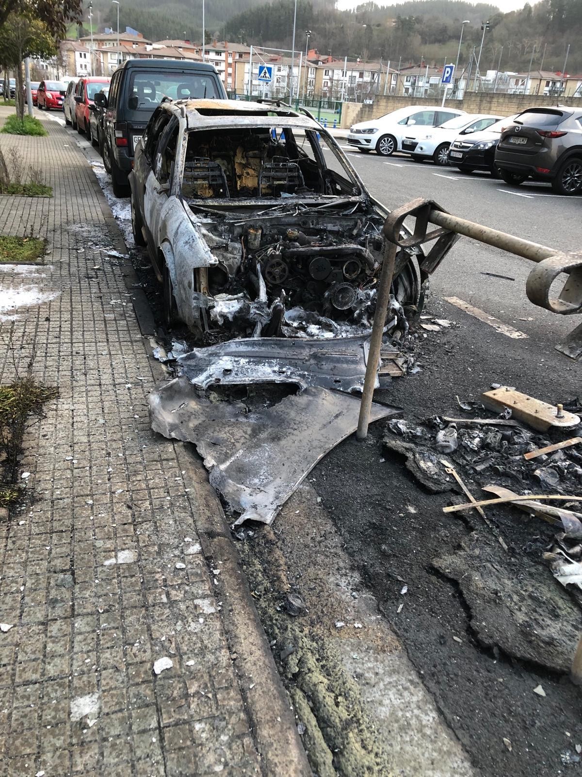 Bi edukiontzi eta auto bat erre dituzte Markole auzoan