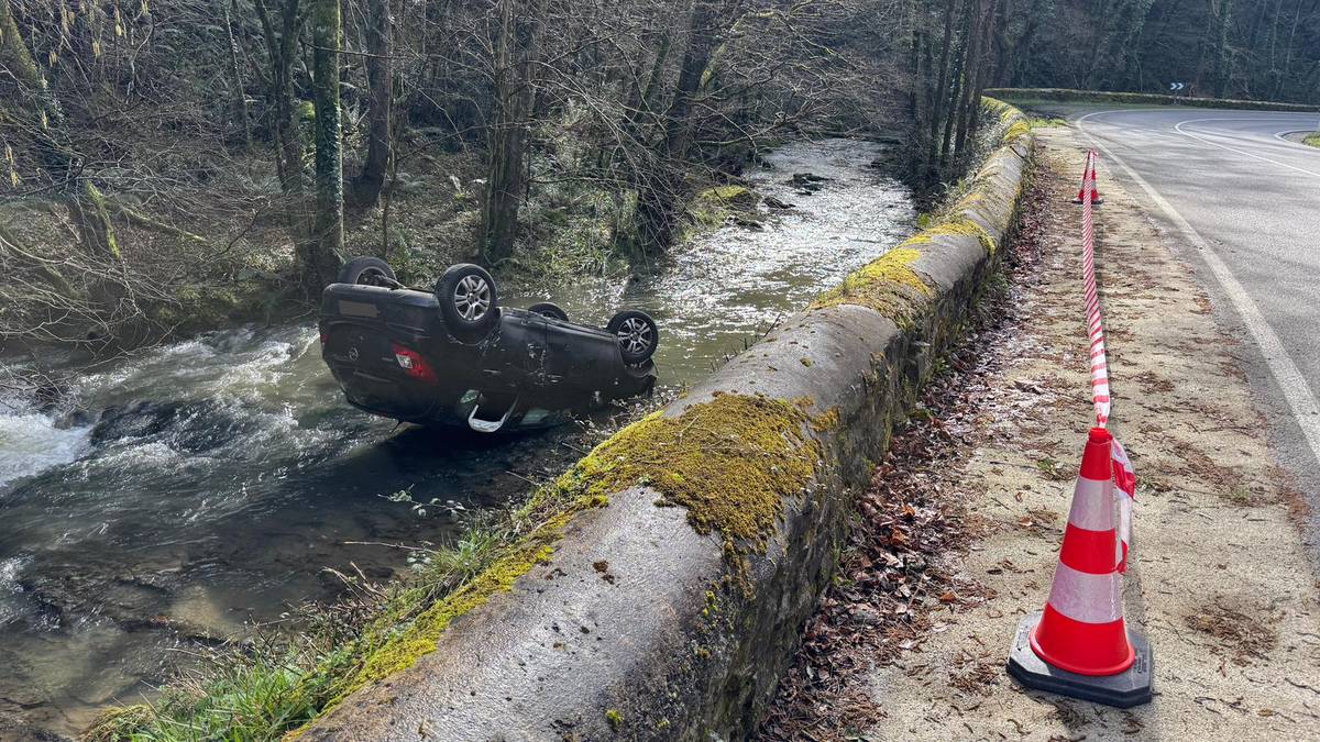 Bi zauritu Santa Ageda eta Aramaio artean izandako auto istripu batean