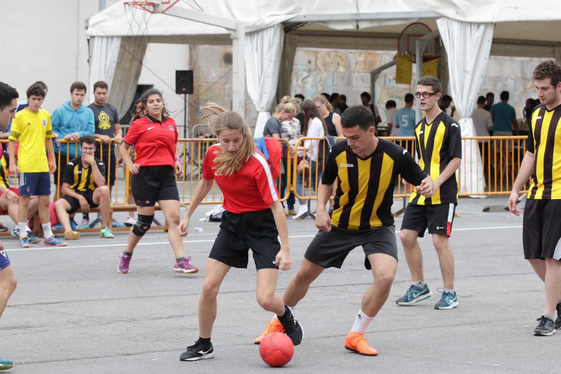 Ikusle asko erakarri ditu kuadrillen arteko Semicup areto futbol txapelketak 