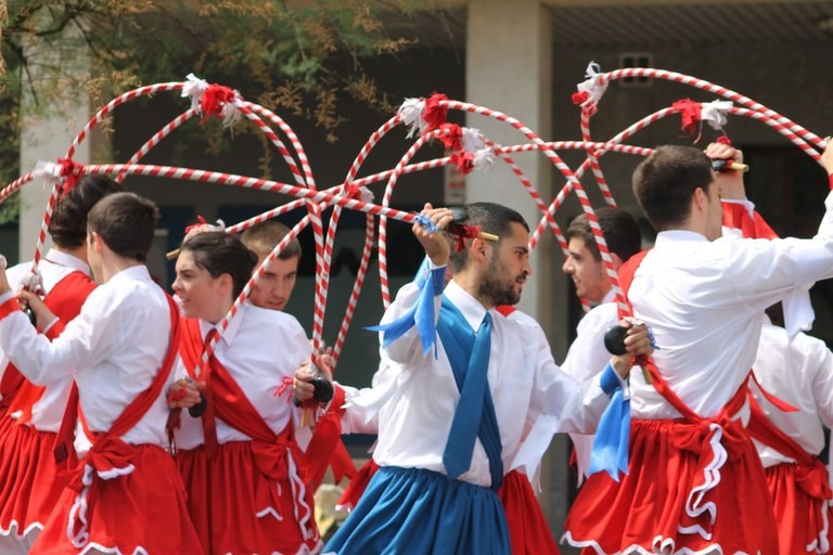Ikastetxeetan eta plazan dantzatuko du Oñatzek aurtengo Corpus jaietan