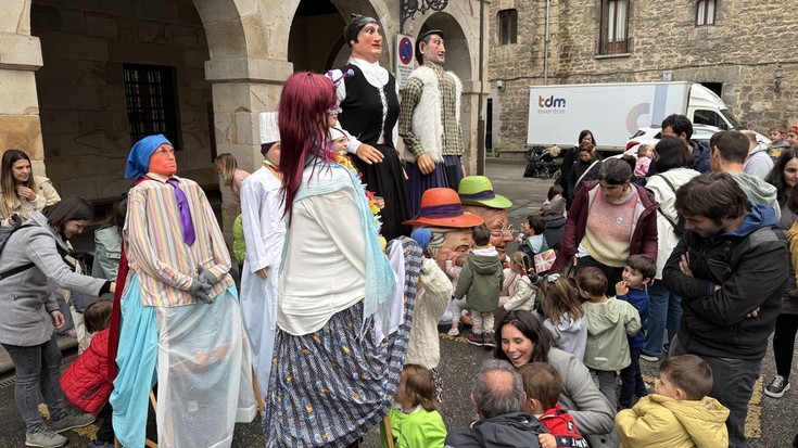 Festa giroan eman diote hasiera Euskaraldiari Bergaran