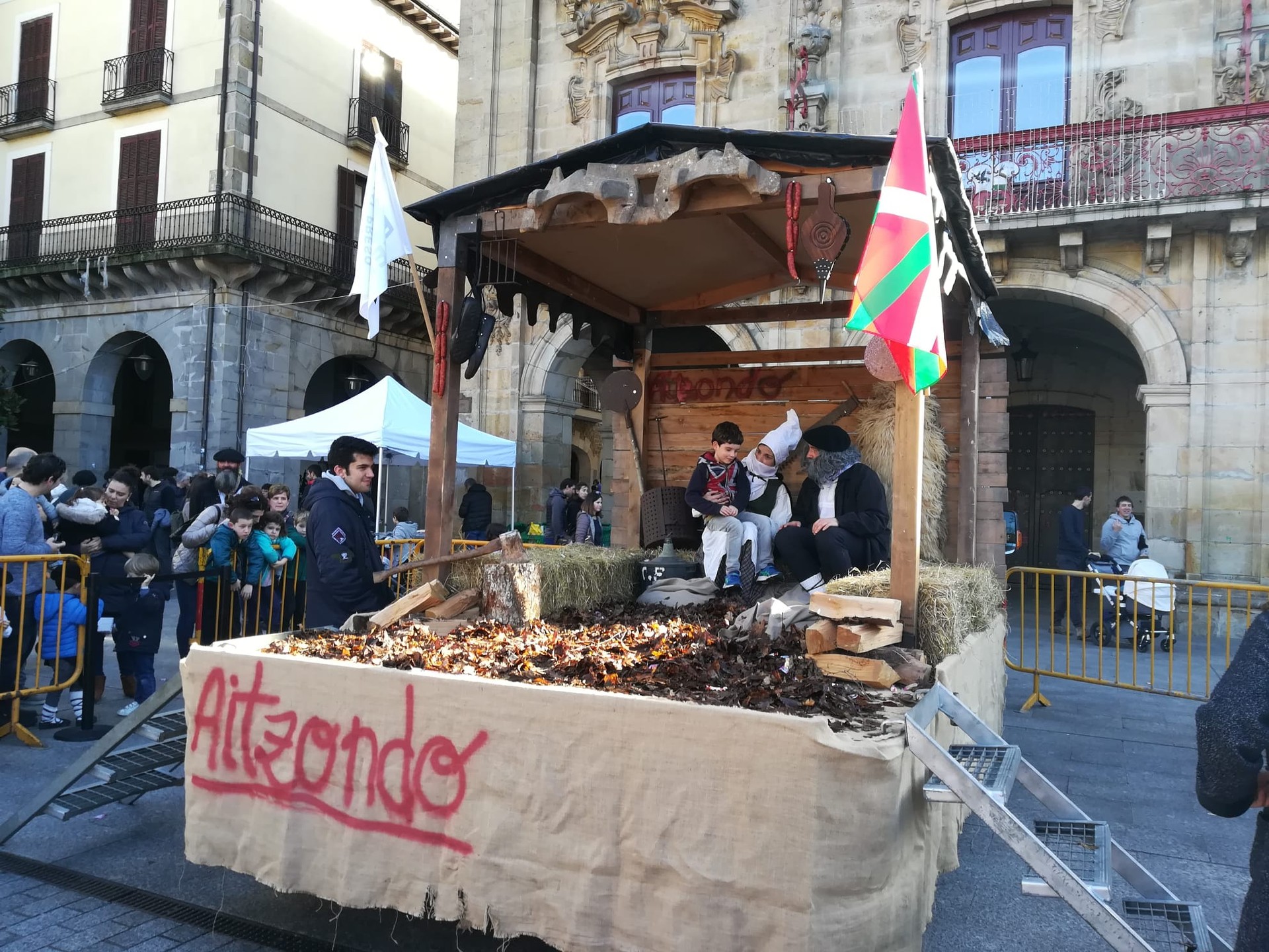 Mari Domingiren eta Olentzeroren altzoetan eseri dira Oñatiko umeak