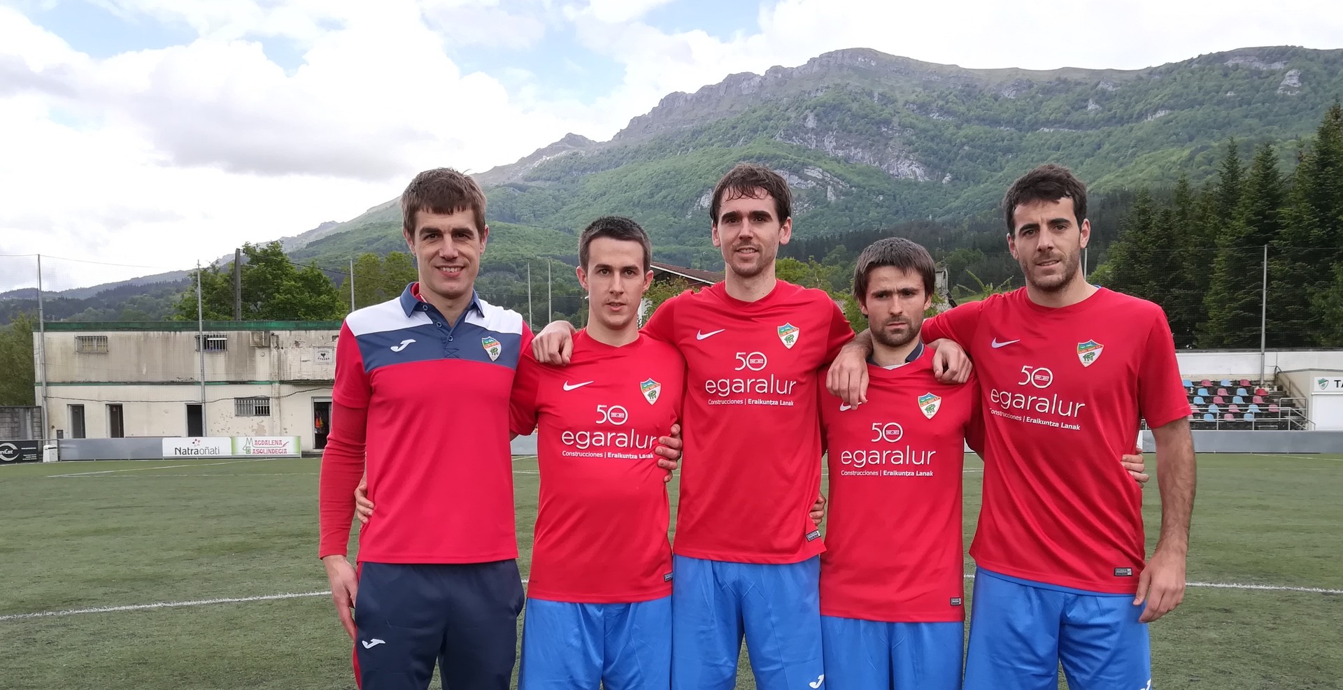 Futbolean, lau jokalarik eta entrenatzaileak agur esan dute 