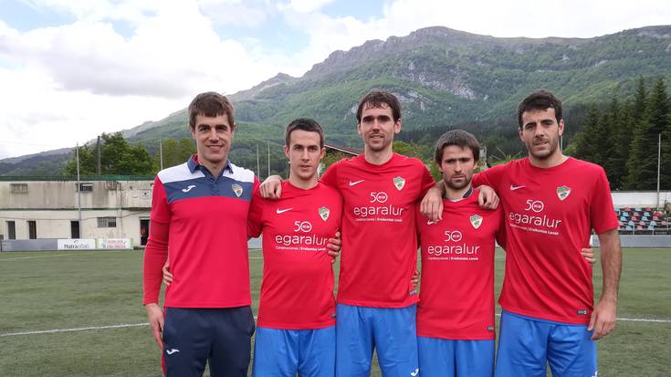 Futbolean, lau jokalarik eta entrenatzaileak agur esan dute 