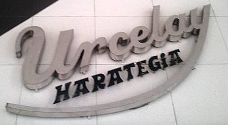 Urcelay harategia logotipoa