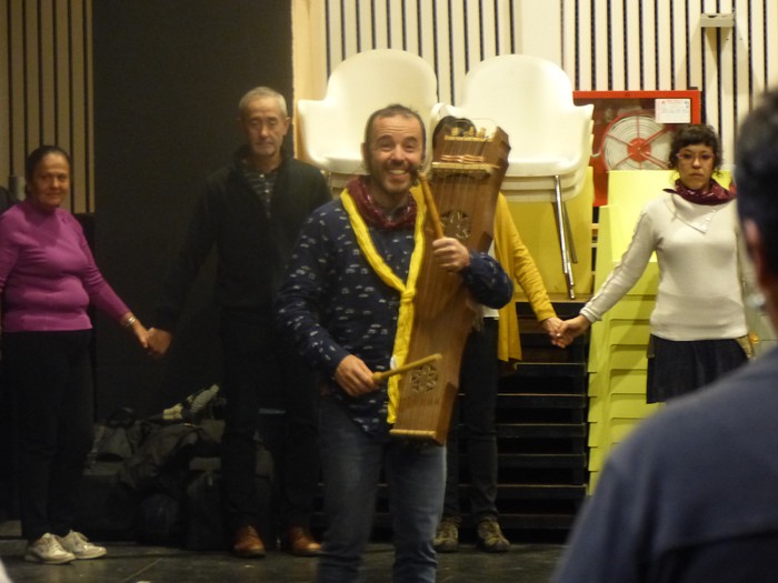 Giro bikainean, Okzitaniako dantzak ikasten - 2