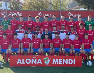 Denboraldiko taldeen argazki saioa egin du Aloña Mendiko futbol sailak