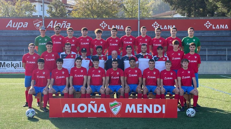 Denboraldiko taldeen argazki saioa egin du Aloña Mendiko futbol sailak