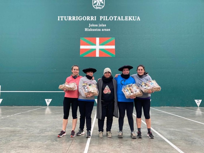 Frontenis txapelketako txapelak Goierrira joan dira