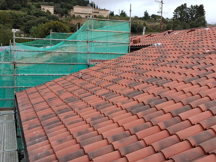 Arrasate Herri Eskolako Erguin eraikineko teilatua, konponduta