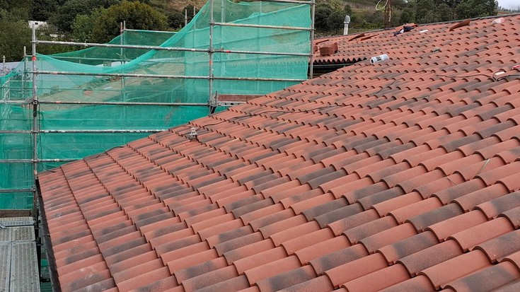 Arrasate Herri Eskolako Erguin eraikineko teilatua, konponduta