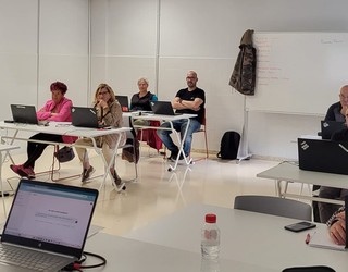 Oinarrizko gaitasun digitalak hobetzeko informatika ikastaroak dabiltza ematen ALEn