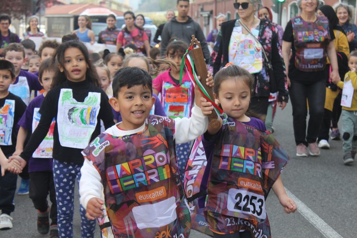 Ekimenez betetako Korrika Eguna antolatu dute Arrasaten, motorrak berotzen hasteko