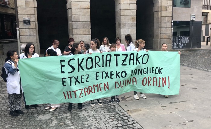 Eskoriatzako etxez etxeko langileek lehen hitzarmen propioa  lortu dute %30eko soldata igoerekin