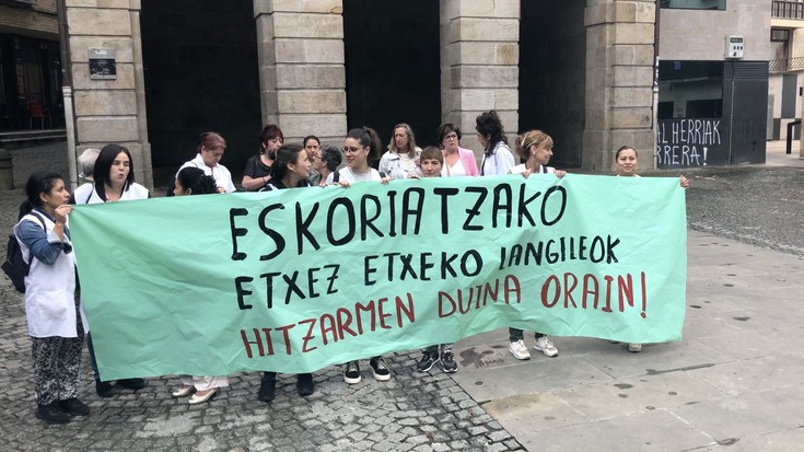 Eskoriatzako etxez etxeko langileek lehen hitzarmen propioa  lortu dute %30eko soldata igoerekin