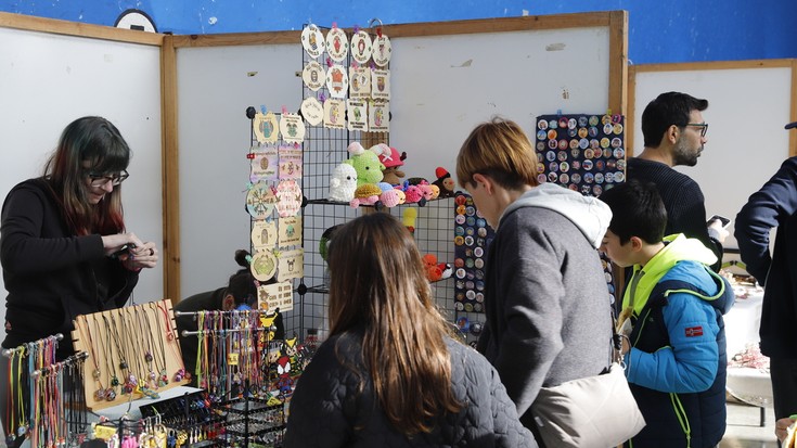 Askotariko produktuak izan dira salgai Leintz Gatzagako Sanmilixanetako artisau azokan