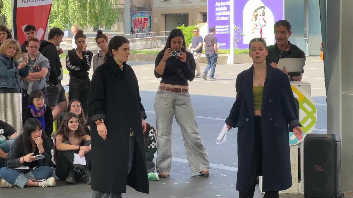 Kulturaz eta euskaraz bete dute nerabeek Arrasateko erdigunea