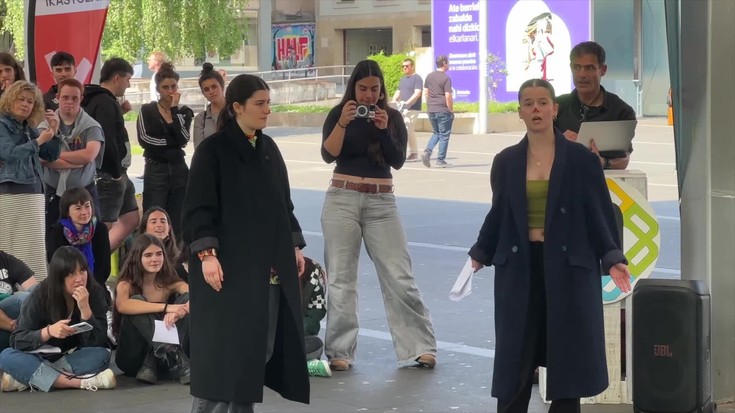 Kulturaz eta euskaraz bete dute nerabeek Arrasateko erdigunea