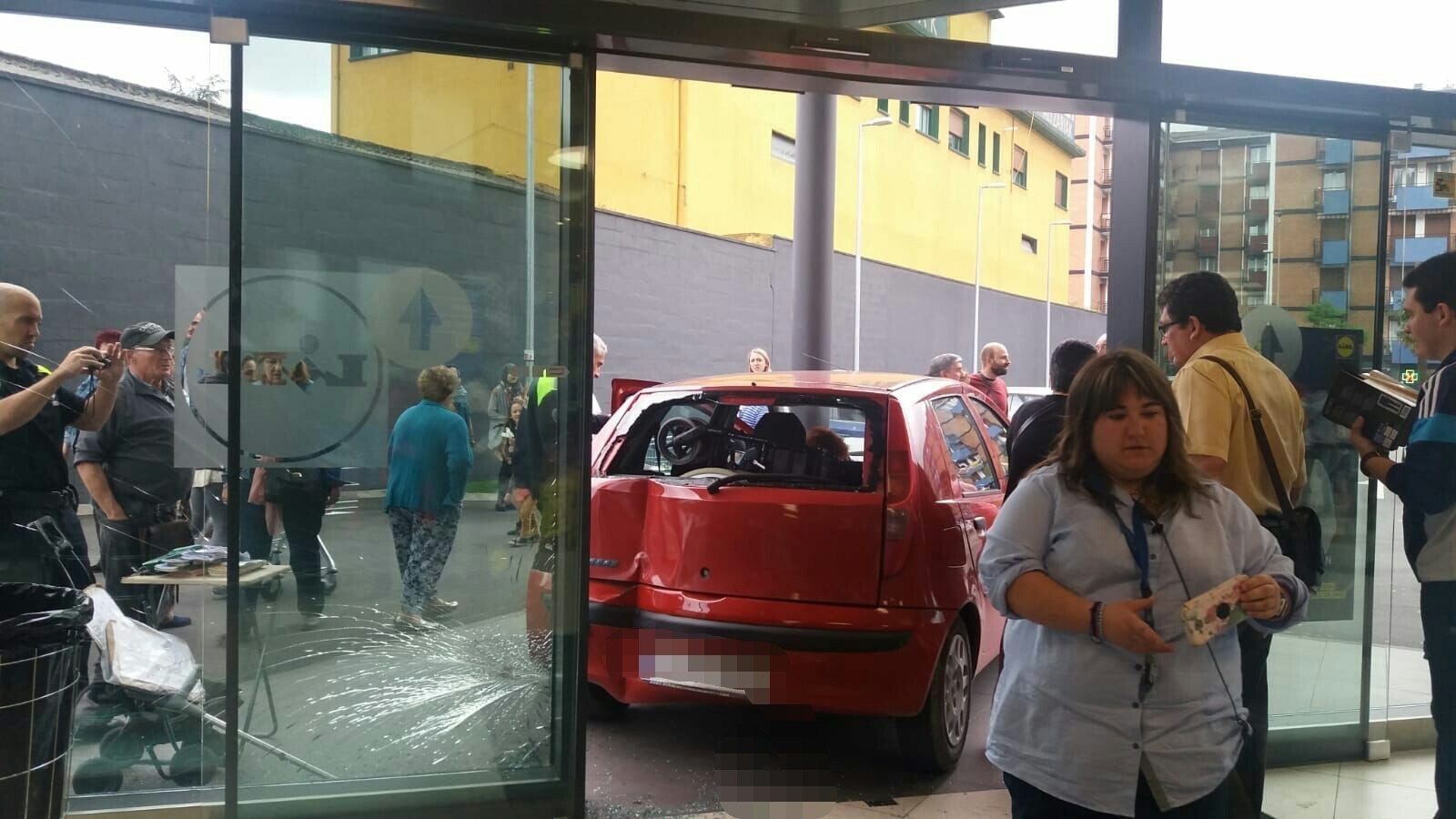Auto batek Lidl supermerkatuko ate nagusia jo zuen atzo