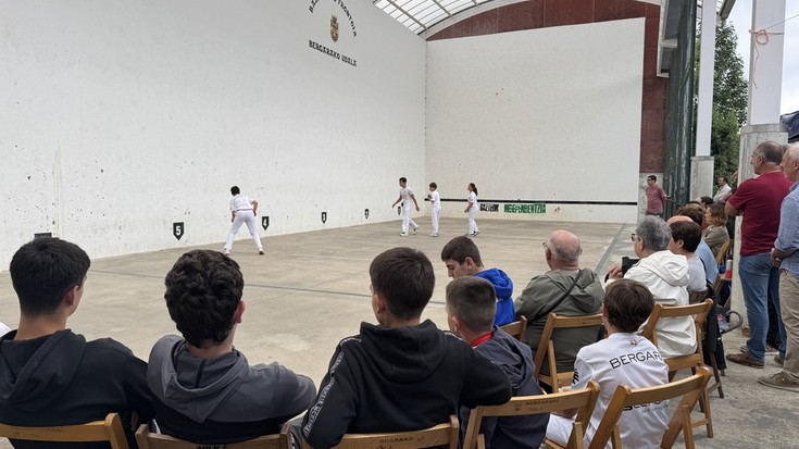 Pilota partidekin hasi dituzte Santiago jaiak Bergarako Basalgo auzoan