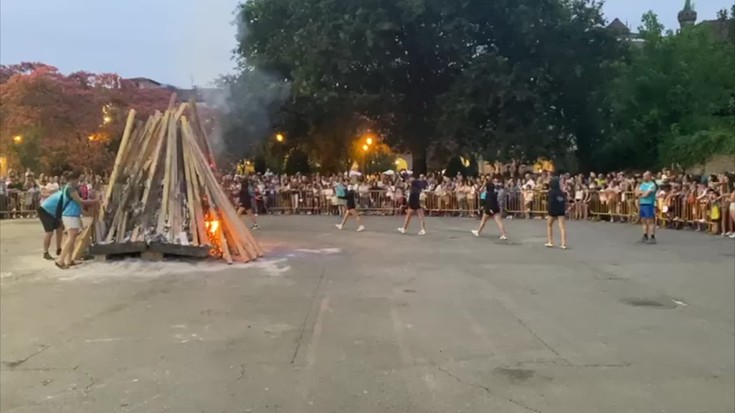 Dantzan eta kantuan egin dute suaren bueltan