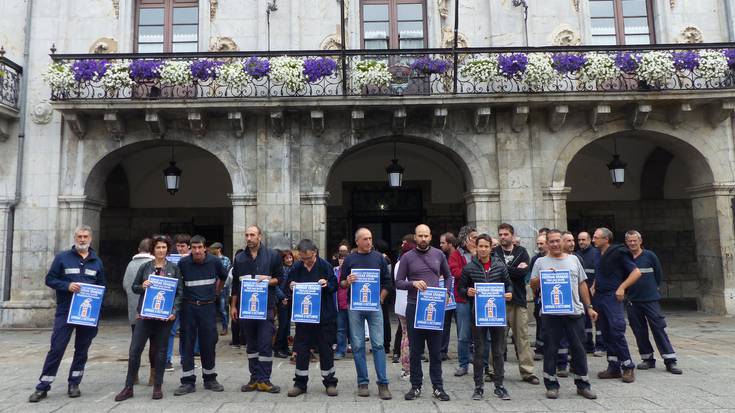 Udal langileak plazara irten dira Kataluniari babesa erakusteko