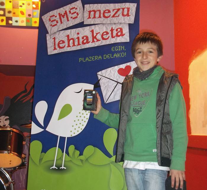 Jokin Uribetxeberriak irabazi du Aretxabaletako SMS mezuen lehiaketa