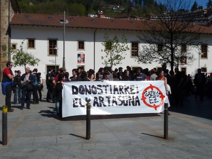 Donostiako auzipetuei elkartasuna adierazteko elkarretaratzea Portaloian