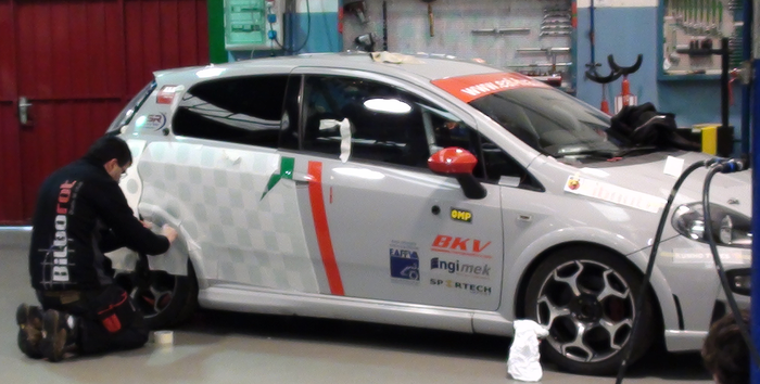 Lanbide Eskolako tailerretik irtenda, autoa lasterketetarako prest