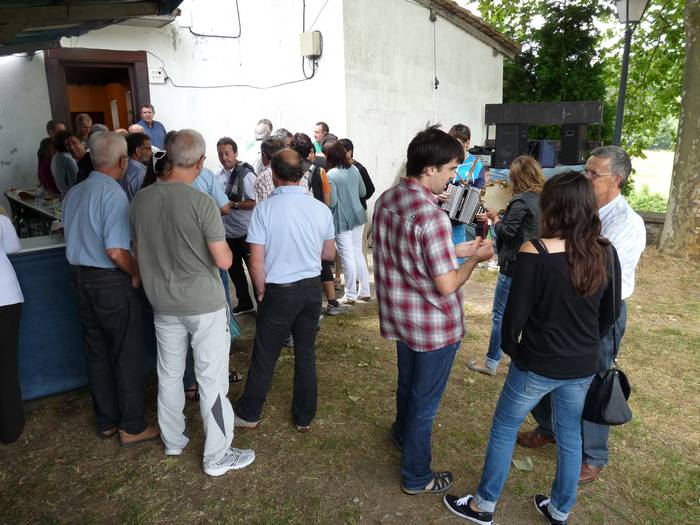 Txirrindularitza, auzo bazkaria eta bertsoak Basalgoko jaietan