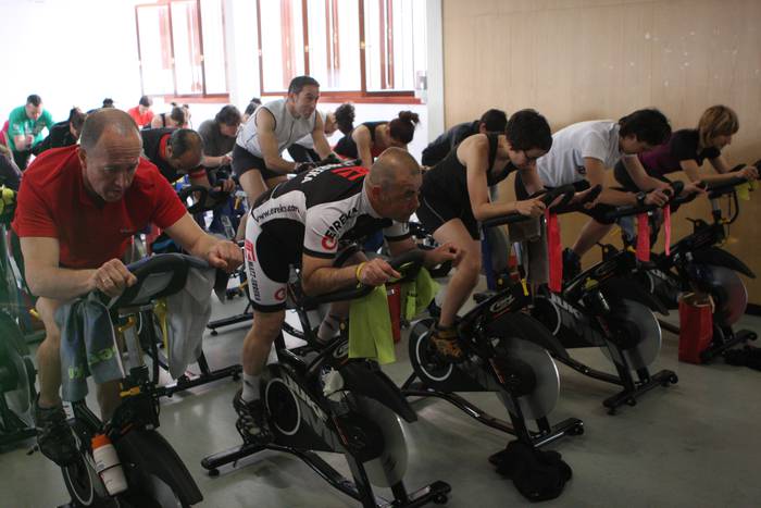 Pedalei eman eta eman aritu ziren Oñatin