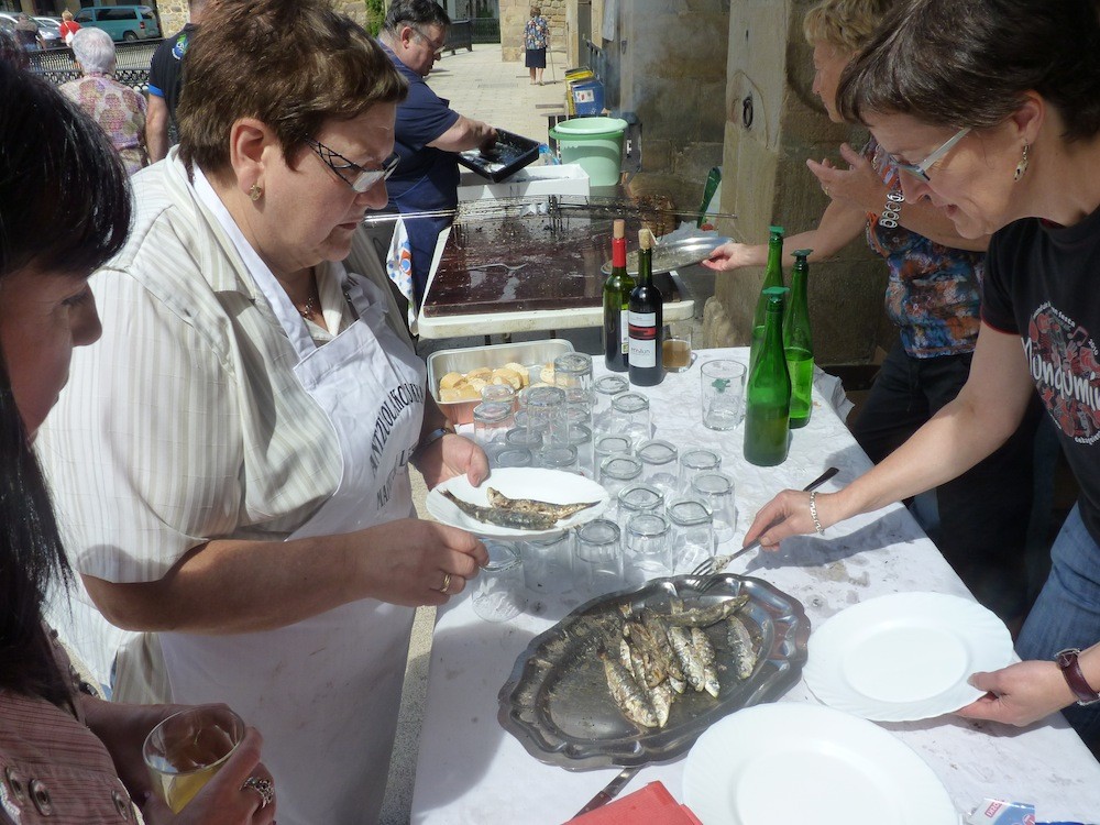 Sardina-jana eta kanpai hotsak San Bartolome egunean 
