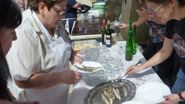 Sardina-jana eta kanpai hotsak San Bartolome egunean 