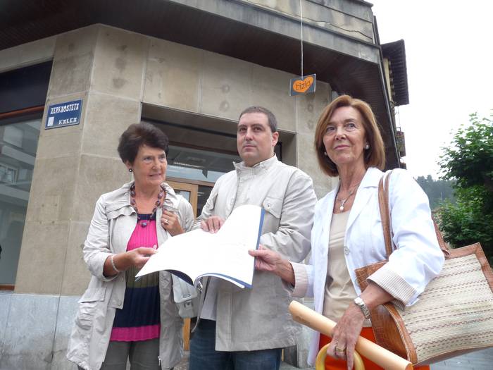 Arrasate Garbi eta Stop Atez Ate plataformako kideak elkartu dira alkatearekin