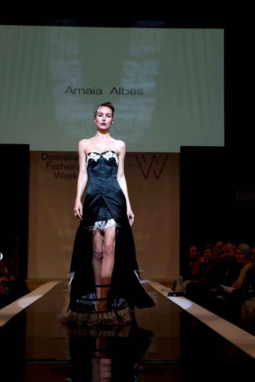 Amaia Albes arrasatearrak arrastoa utzi du Donostiako Gure Moda Gaur desfilean