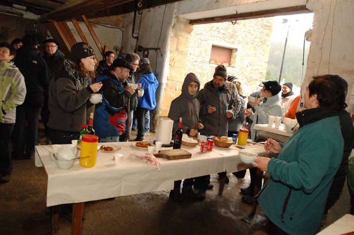 San Blas ospakizuna Elgetan: hotzari salda beroaz eta txorizoaz aurre egiten