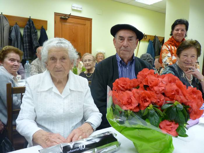 Nagusiei omenaldia egin diete Uribarriko erretiratuen elkatean