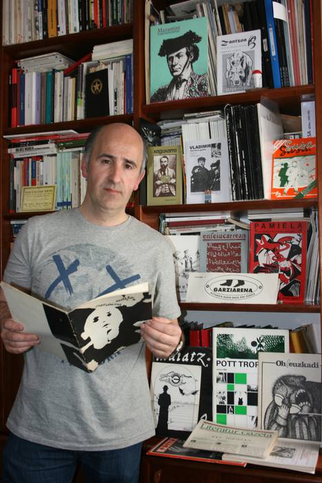Miguel Angel Elkoroberezibar: "Gaur egungo idazle gehienen hastapenak eta oinarriak euskal literatura aldizkarietan daude"