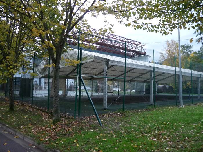 Seminarioko berdegunean jarriko du Bergarako Udalak tenis kantxako estalkia