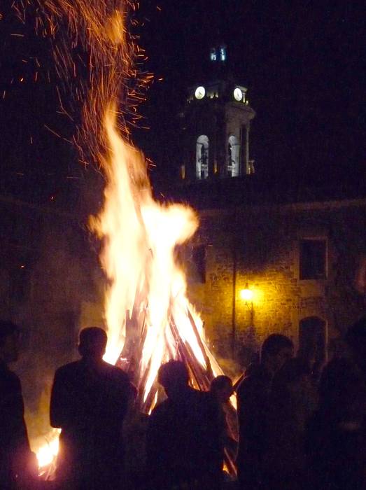 San Juan sua herriko plazan egingo dute 