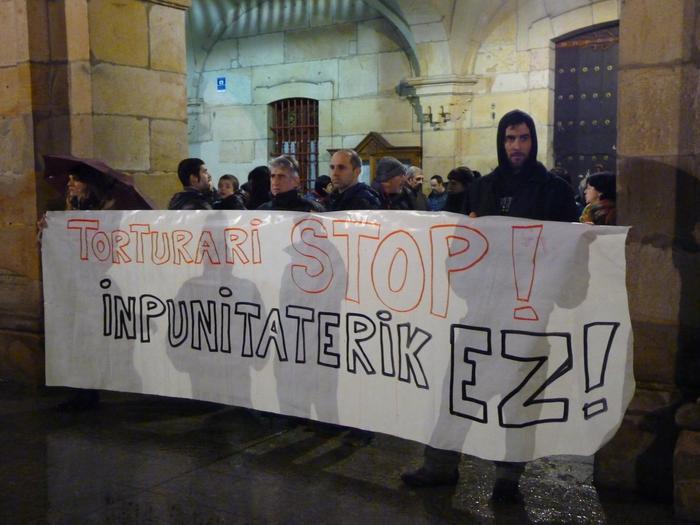 Torturaren Aurkako Egunean, elkarretaratzea egin zuten atzo Oñatin