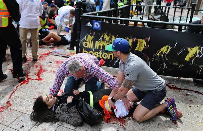 Hiru hildako eta 130 bat zauritu Bostongo maratoian bi lehergailuk eztanda egin ostean