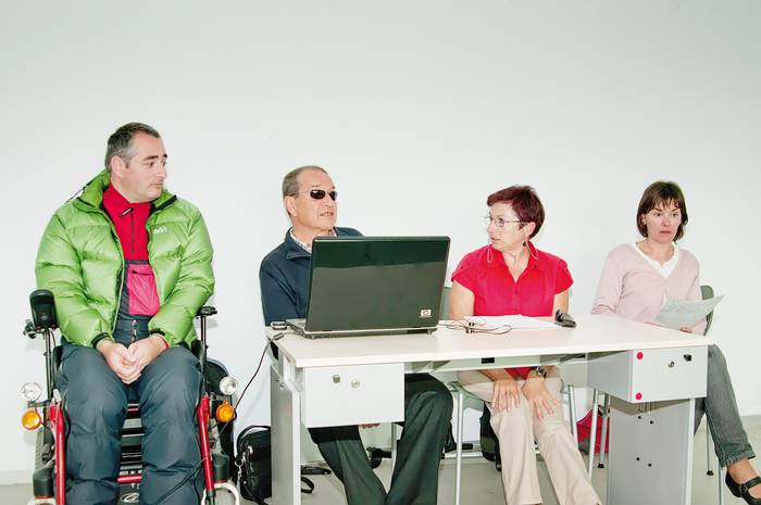 Teknologia ere gutxituen alde, erakundeen eskutik